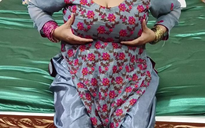 RajuIndianPorn: Tante seksi india shilpa lagi asik masturbasi memeknya pakai dildo...