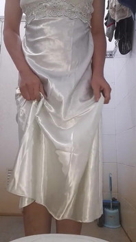 Asyalı travesti uzun ipeksi gecelik elbisesi giyiyor