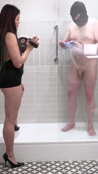 Slavesex et CFNM sous la douche