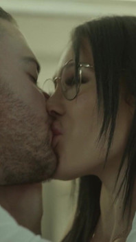 James probouzí fantazie sexy brunetky