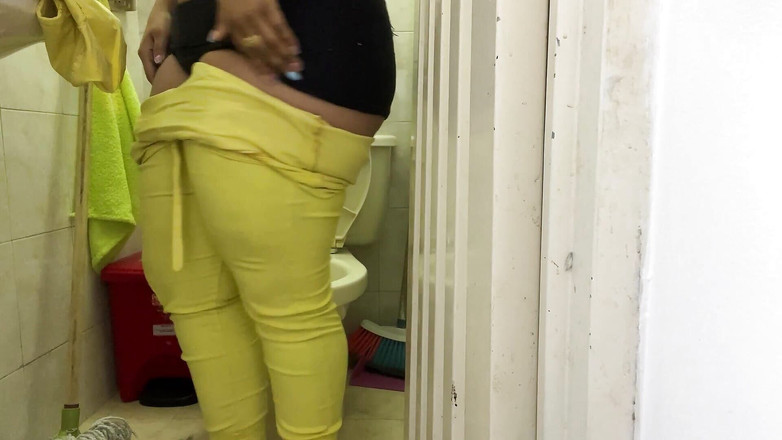 Katrina4deluxe: Moje sexy macecha ráda čůrá ve stoje