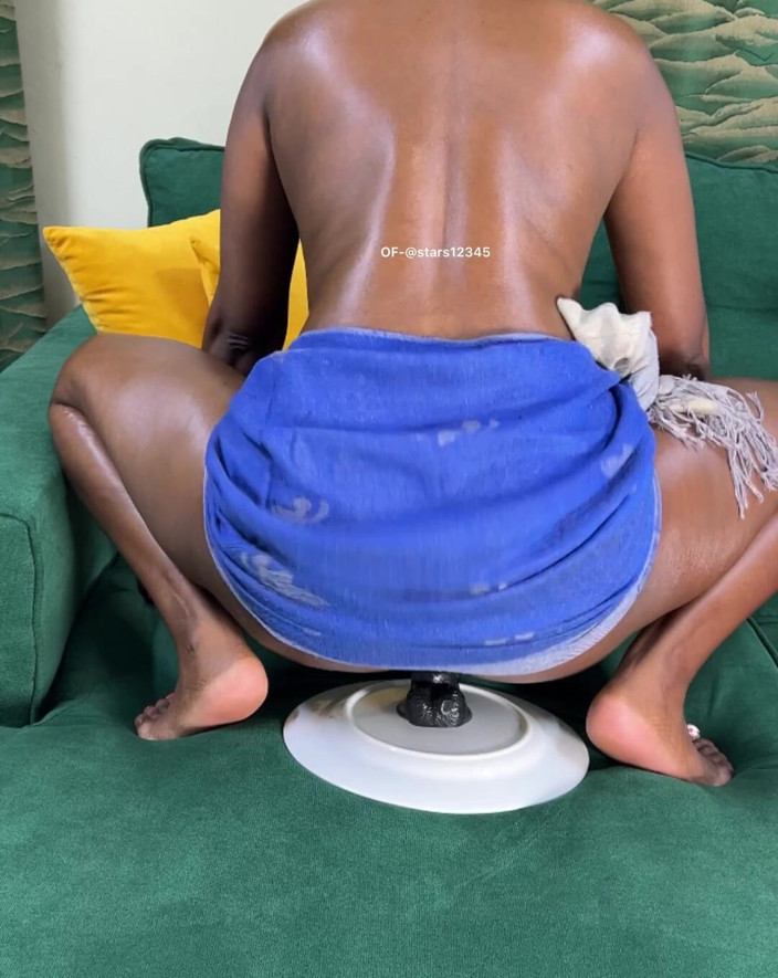 Its Nyota: Menina sozinha em casa se masturbando