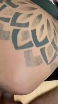 Ria et une MILF tatouée partagent une bite chanceuse dans un trio torride