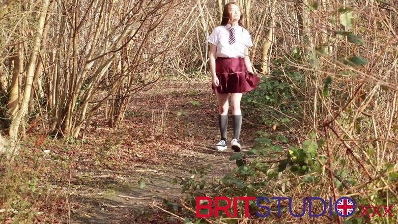 Brit Studio: Brittisk 18 -åring i uniform som pissar i skogen