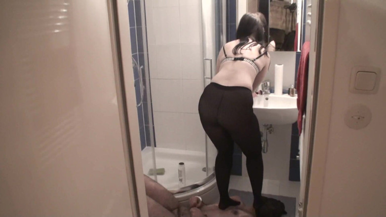 Femdom Austria: Badezimmer-trampeln in strumpfhosen