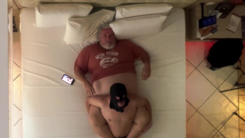 Punchbagplz: Papai Urso Comandando O Filho Na Cama