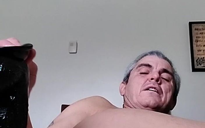 Sluttybottom101: Prendo un grosso dildo nero in profondità nella figa del...