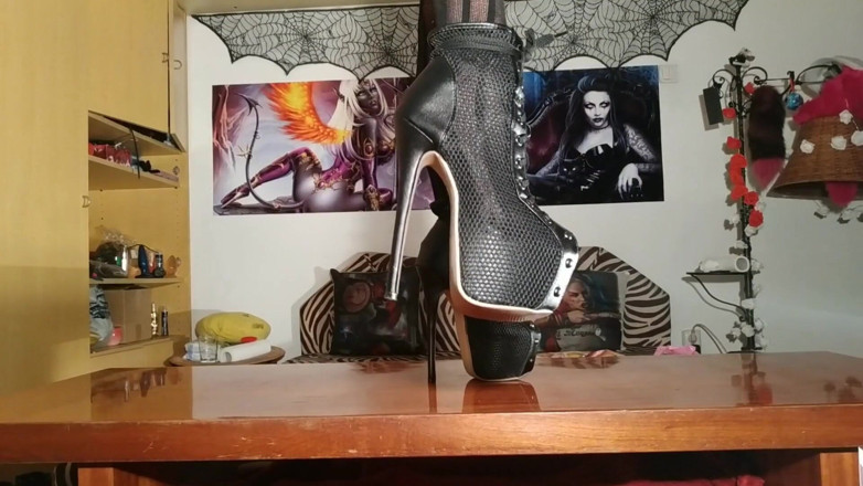 Beth Kinky: Прохаживаюсь в моих черных сапогах на платформу - Beth Kinky