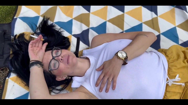 Shione Cooper: Roken en masturberen... Alles wat ik elke dag nodig heb