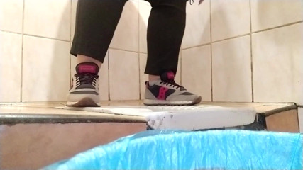 Elena: Velká krásná milfka chčije a utírá si kundičku na záchodě
