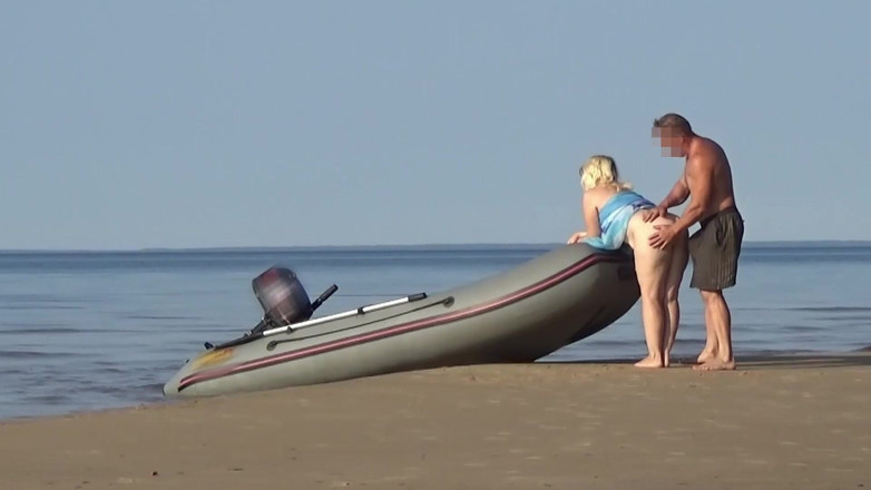 StrongSrg: 뱃사공이 매력적인 관광객과 잠자리를 가졌다