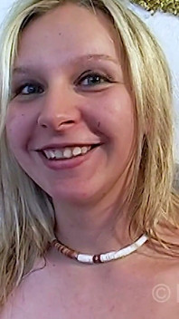 Loira gostosa se masturba durante sexo por telefone