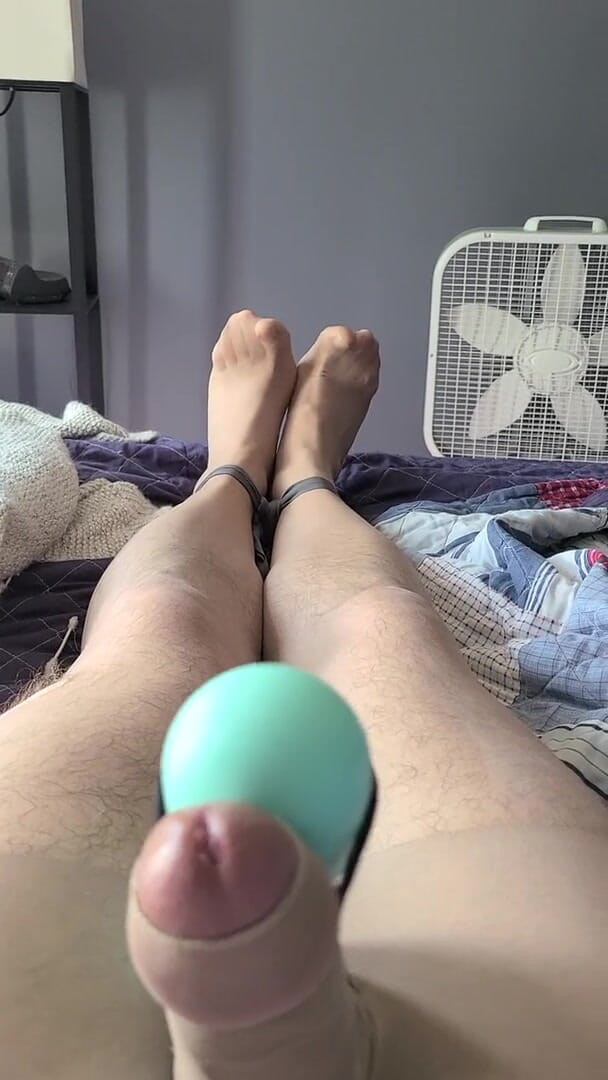 Nyronic: Hands-free cumshot in pantyhose