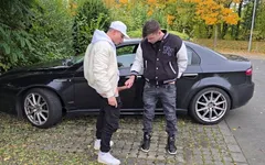Hete jonge homojongens hebben seks zonder condoom op een parkeerplaats, met klaarkomen in het gezicht