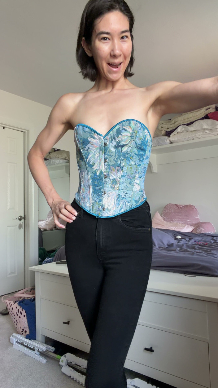 Ms Emmy Lynn: Sexy Juror Outfit