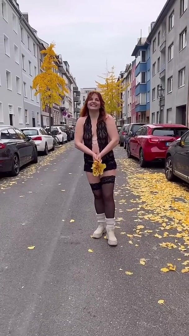 Elena917: Openbare wandeling en flitsen in lingerie en netkousen