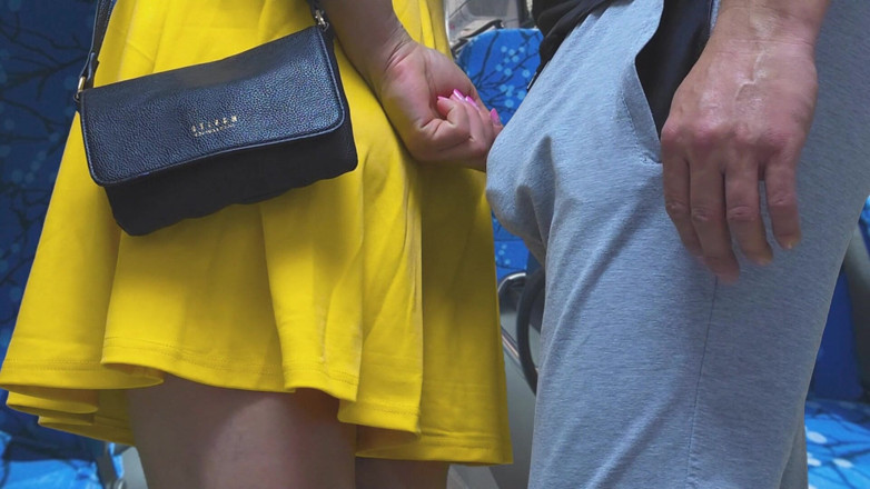 CoupleForFun2023: Labă riscantă în transportul public! Străin pervers ejaculează folosind mâna fetei