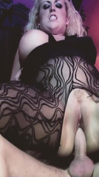 ヒート中の女の子たちのシーン 1_sexyランジェリー姿のブロンドが激しくセックスし、フェイシャルを受けるまで