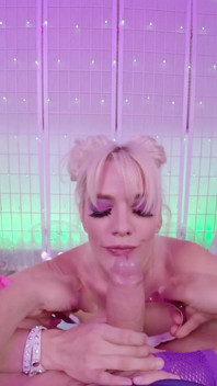 Roztomilá blondýnka Kenna James kouří péro až do konce