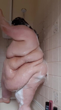 Ssbbw lady Brads douche en buik schudt