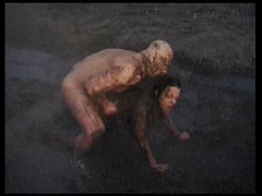Horny Two really wet MILFs: 微胖女孩在户外的泥地里被干