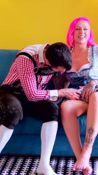Pembe saçlı orta yaşlı seksi kadın dirndl kıyafetiyle sert biniyor