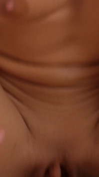 巨乳モデルChloe Lamourは写真撮影中に彼女の写真家をファック