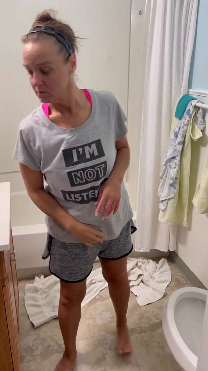 Sweet Marie: 熟女marie为你脱衣服并张开她的屁股和阴户！