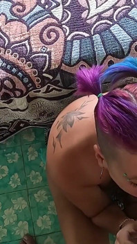 Istri ekor lagi asik nyepong kontol dan jilat peler sebelum telan sperma