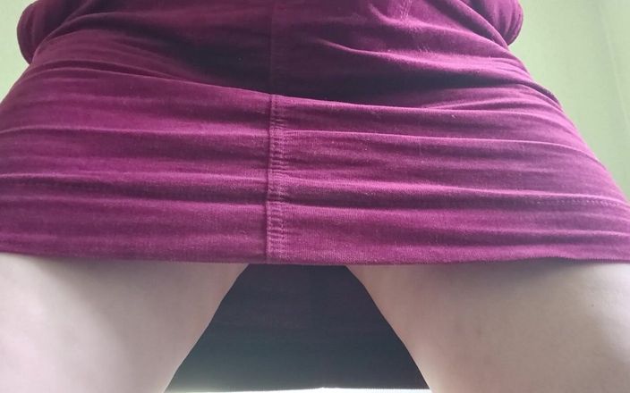 Lesbian-illusion: 穿着迷你裙的热辣熟女撸管并冒险高潮