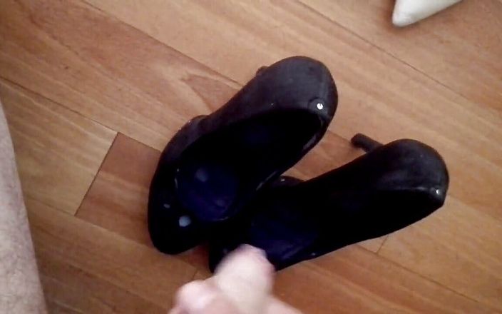 Overhaulin: गर्लफ्रेंड हाई हील. काले जूते पर वीर्य