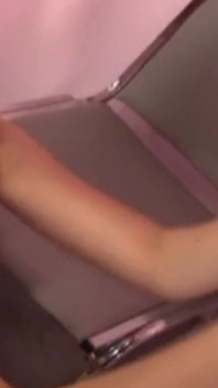 Blondine geschokt om kijkgat te zien