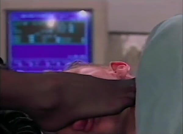 Project Femdom: Si rambut merah seksi dalam kasut tumit tinggi dijilat kaki...