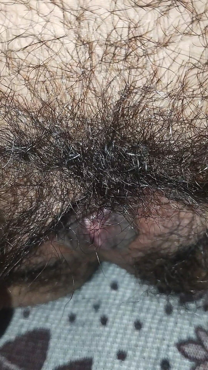 Xoxo Times: उसकी हॉट बालों वाली परिपक्व चूत में उंगली करना