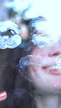 Fată glamuroasă sărut cu buze dulci și suculente