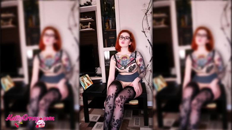 Katty Grray: Profesora cachonda en medias chupa consolador y se azota en...