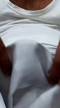 Sega di seta di raso porno - tuta bianca setosa di raso strofina sulla testa del cazzo (86)