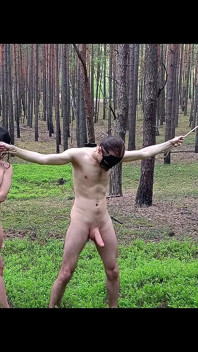 Die freche MILF bekommt rohrstock im wald!