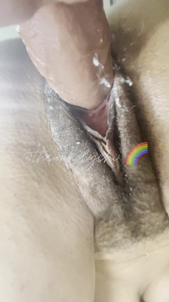 theunholychi: Memek muncrat berbulu