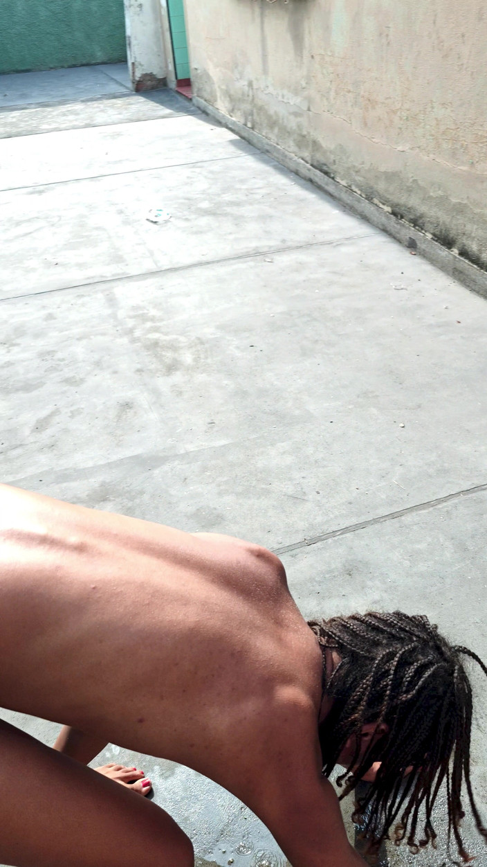 Lily Slav: 逆さまのおしっこ遊び