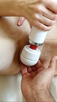 Une femme excitée et sexy essaye le fisting pour la première fois avec une chatte étroite parfaite
