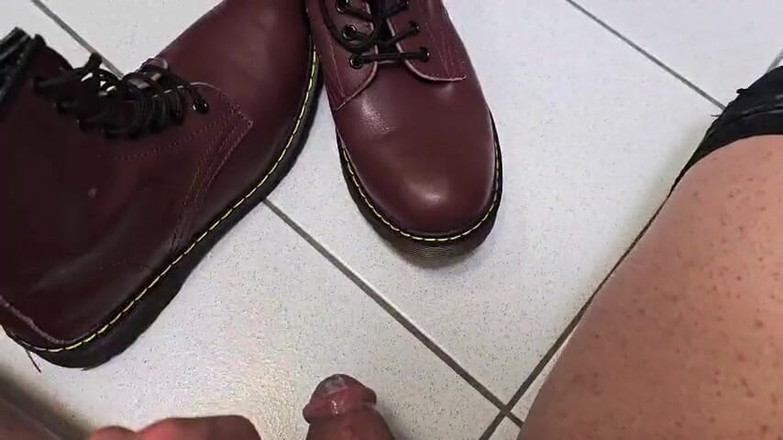 Daddy Femboy: Maloliente pies wroship y cum en pies y shose