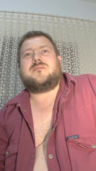 Harige bbw wordt op het bed geneukt