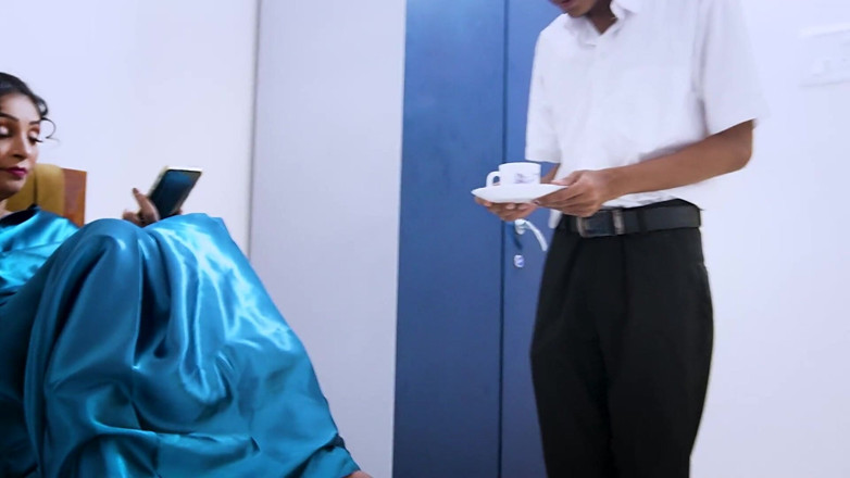 Xtramood: Uma senhora sexy fodeu um garoto de serviço de quarto...