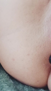 Minha esposa fez enema aquático e brinca com contas anais em seu anal apertado, realmente molhado