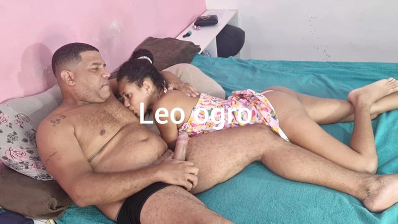 LeoOgro: Üvey baba, üvey kızına ihtiyaç duyduğu her yardımda yardımcı olmak için...