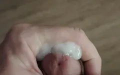 Sletten met sperma in mijn hand na het spelen met mijn pik