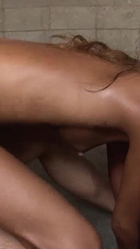 苗条的日本青少年在监狱里被警卫性交并被射精