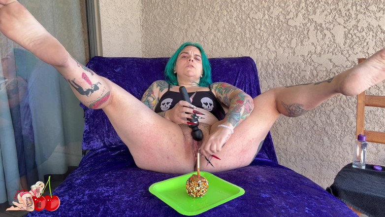 CherryBombBomb: Caramel candy apple si cewek super semok ini lagi asik...