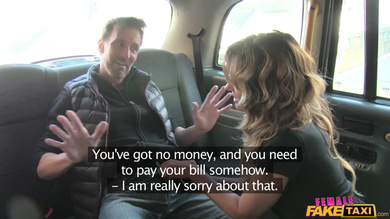 Female Fake Taxi: Ženský fake taxi - nezbedný řidič saje a šuká pohlednou cestující vzadu v...